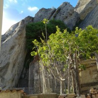 veduta davanti la porta rocce imponenti